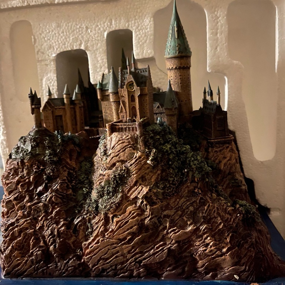 The Noble Collection Harry Potter Hogwarts Castle Replica